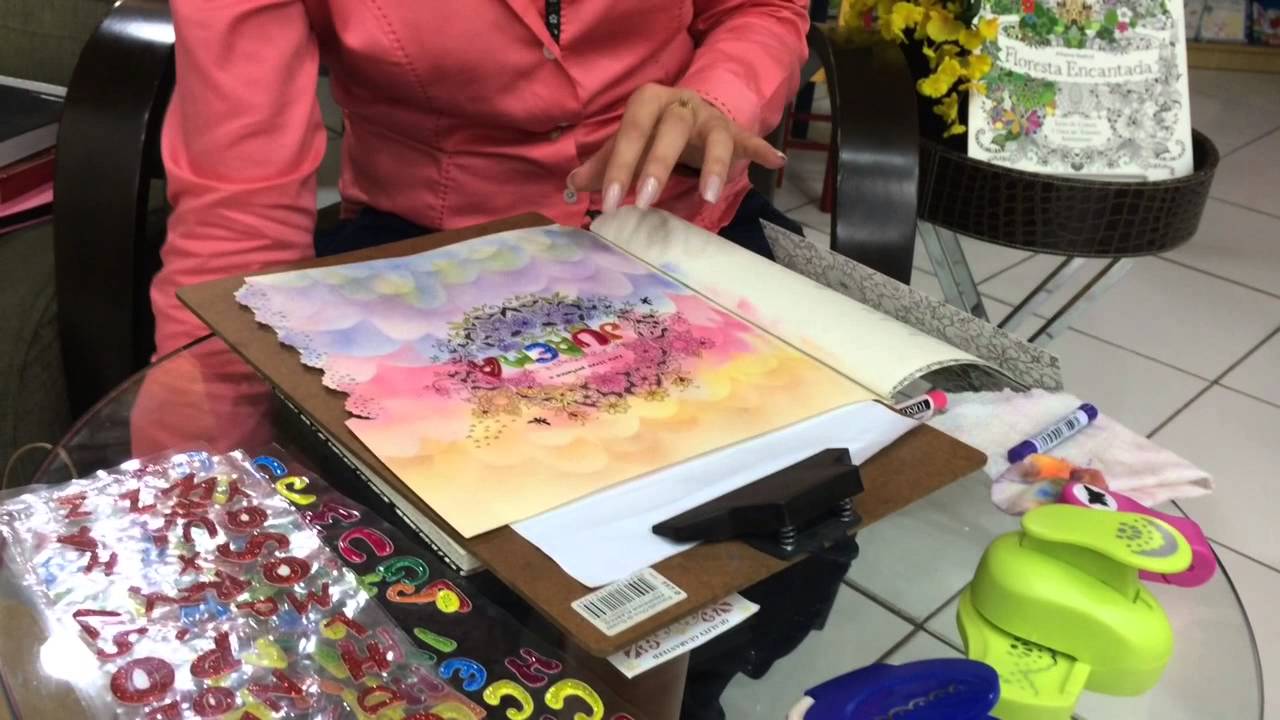 Pintando com giz pastel seco e técnicas de scrapbook nos livros de colorir jardim secreto