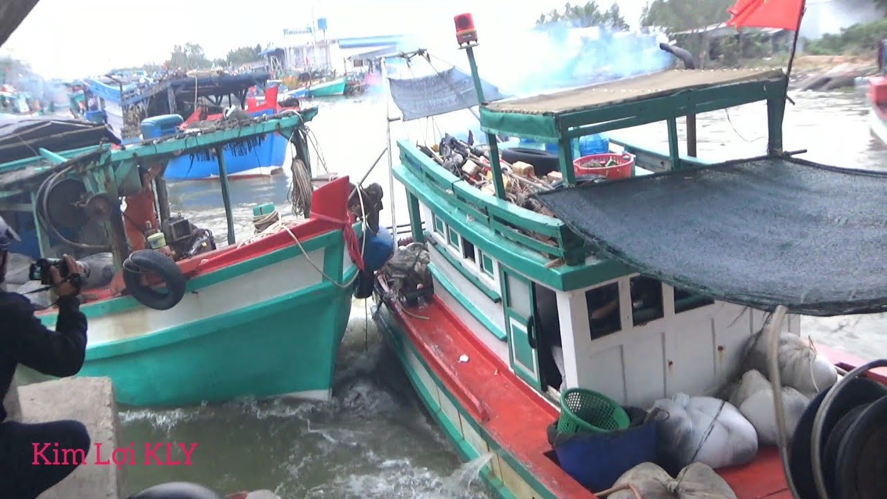 Tàu ,Ghe Đâm Đụng nhau Trước khi qua cống.