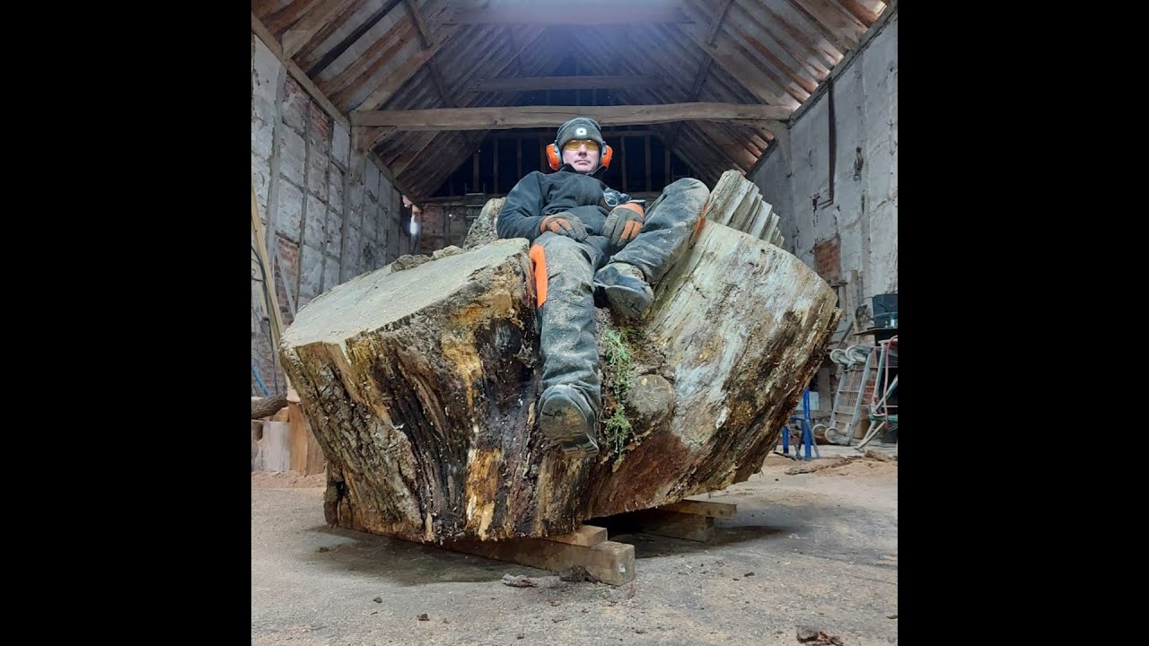 Oak stump Badger set chainsaw carved sculpture