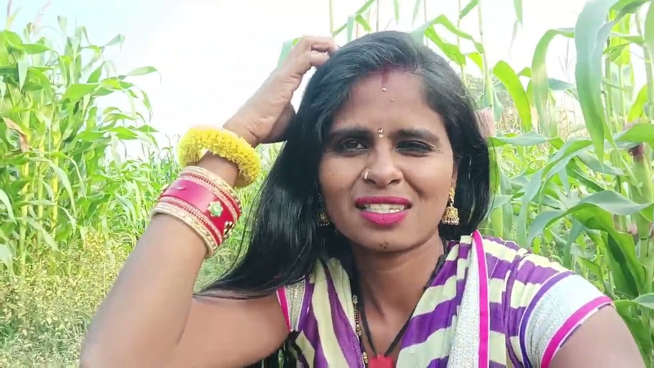 देखो दोस्तों में खेत में आकर क्या कर रही हूं Khet Mein I hun Kuchh Dikhane❤️🥰