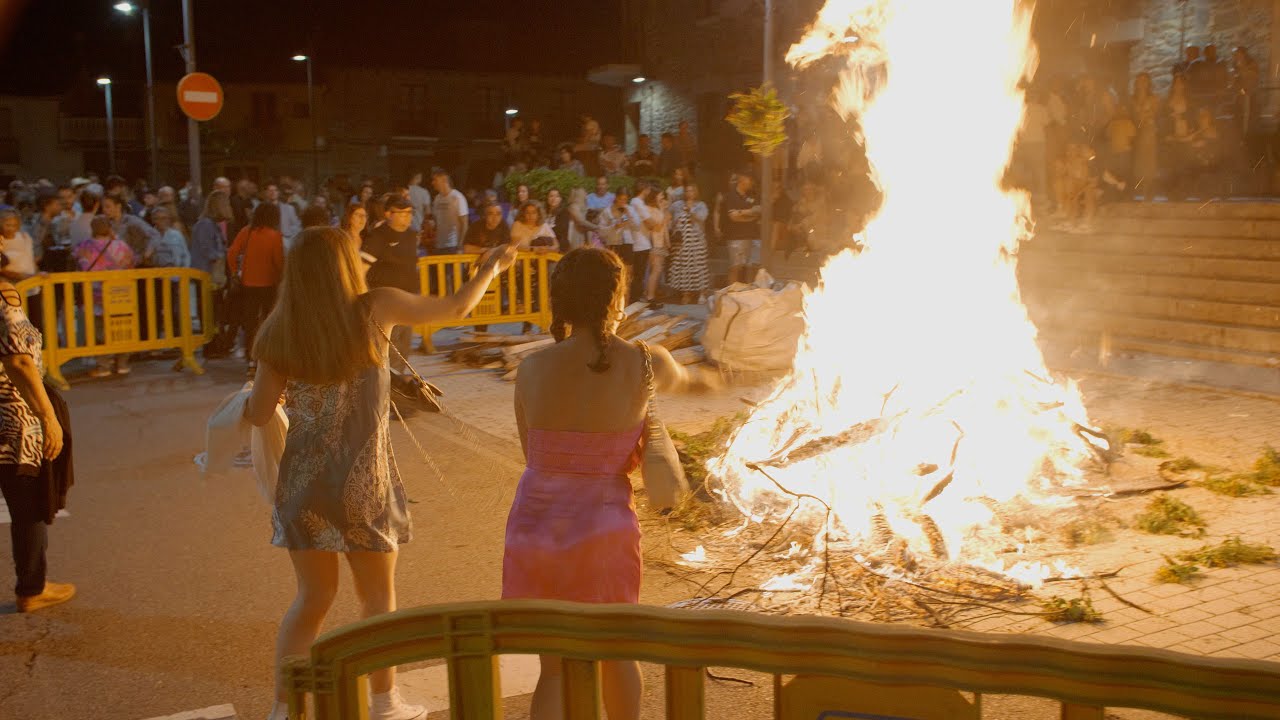 Toreno cumple con la tradición en San Juan con fuegos artificiales, hoguera y música