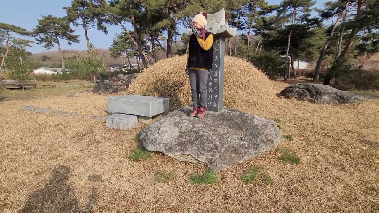 바위속에 묘지 풍수는 명당으로 보인다(명당상담:010-4185-3569)