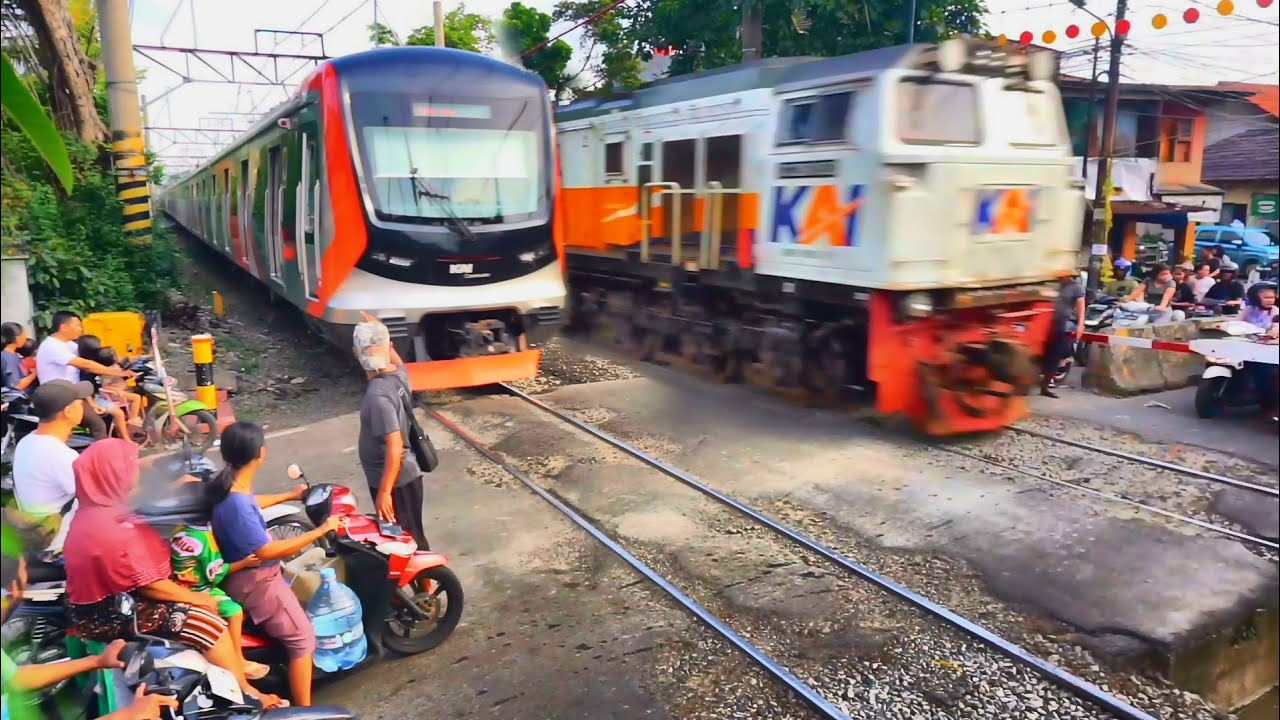 Detik detik kereta computerlin terbaru ngebut‼️ Perlintasan super sibuk agak ngeri sedap