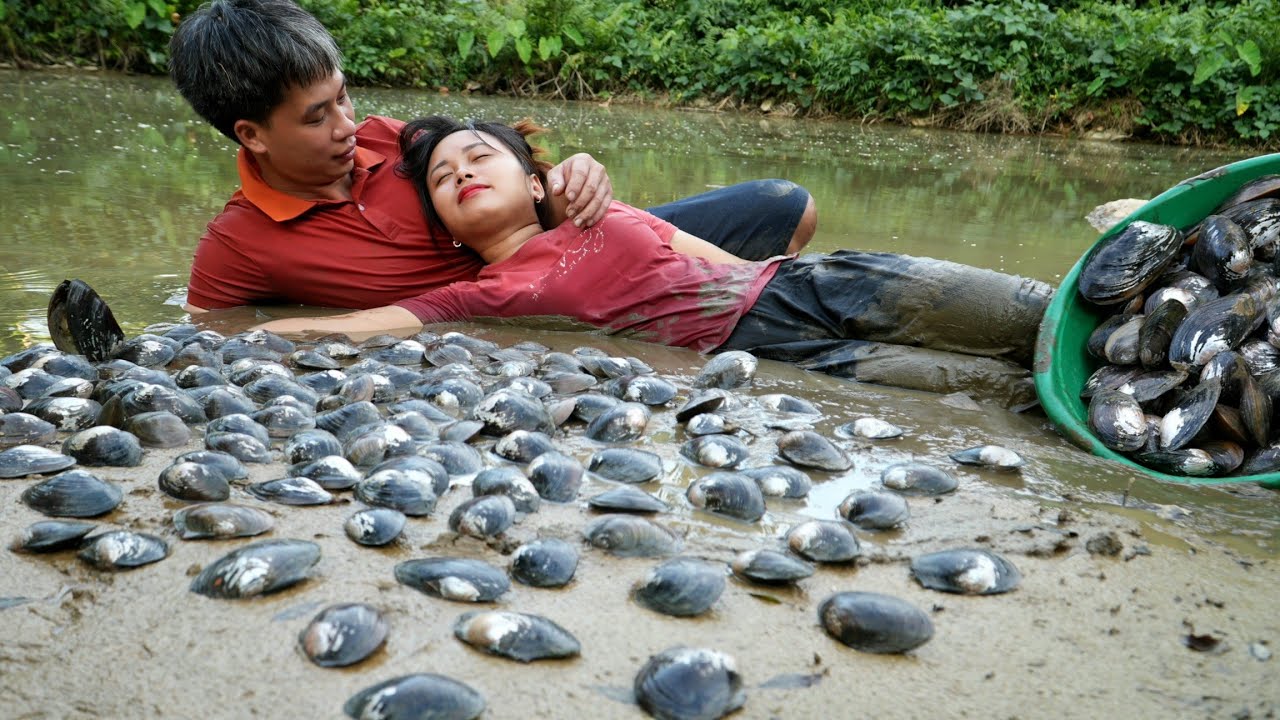 Harvesting giant mussel | How to make delicious food from mussel shells