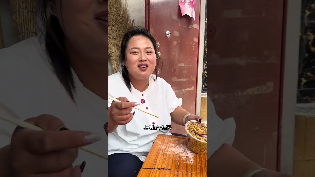 农忙遇连雨天玉米倒满地，机器进不来只能靠手掰，送完孩子赶紧去 帮妈妈分担，农民不易，只盼这几天别再下雨了！ #记录我的生活 #秋收 #玉米熟了 #日常分享