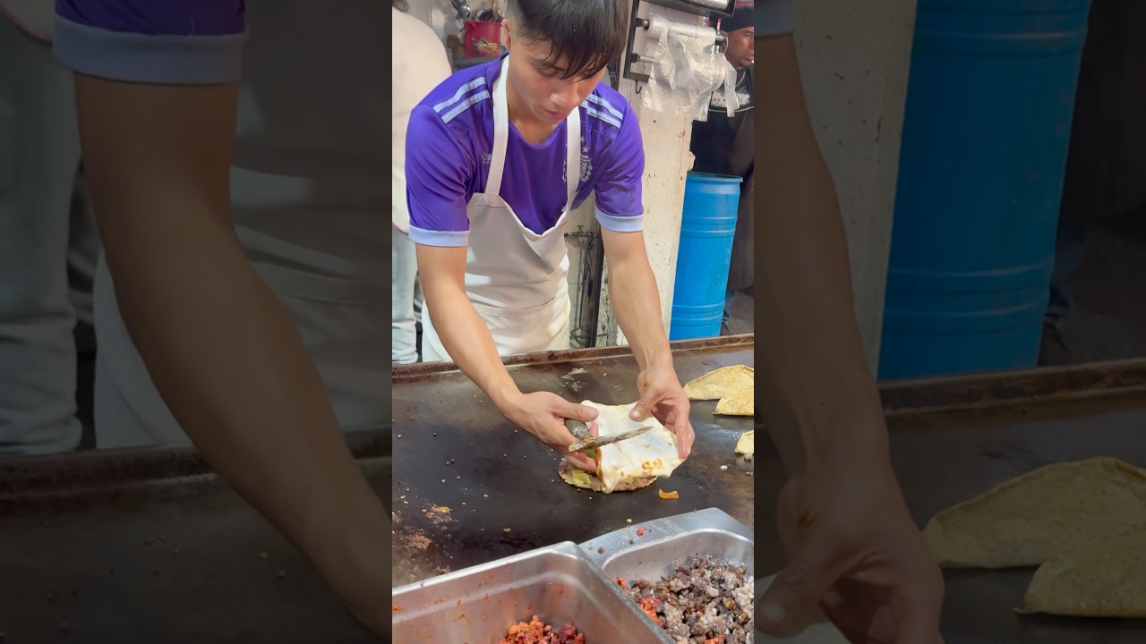 Garnachas antojitos y pancita afuera del metro Tacuba #Garnachas #Pancita #foodie #viral #parati