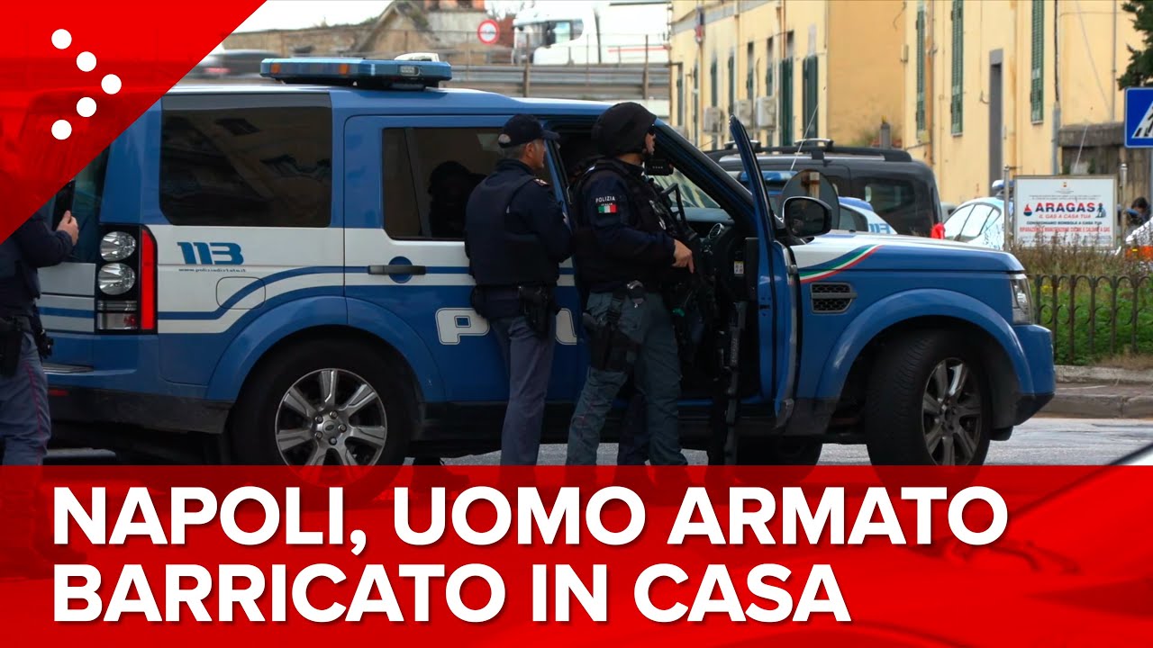 LIVE Napoli, uomo armato si barrica in casa: area delimitata dalle forze dell'ordine: diretta video