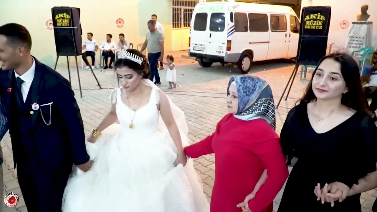Hatay Kumlu Düğünleri ilkbahar Ailesi Düğünü muhteşem ortam kalabalık bir oynayanlar halaydakilerle