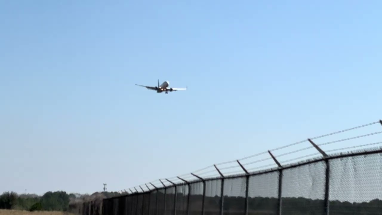 United Airlines Airbus A320-232 and Boeing B737-800 Star Alliance Livery Lands at IAH. 