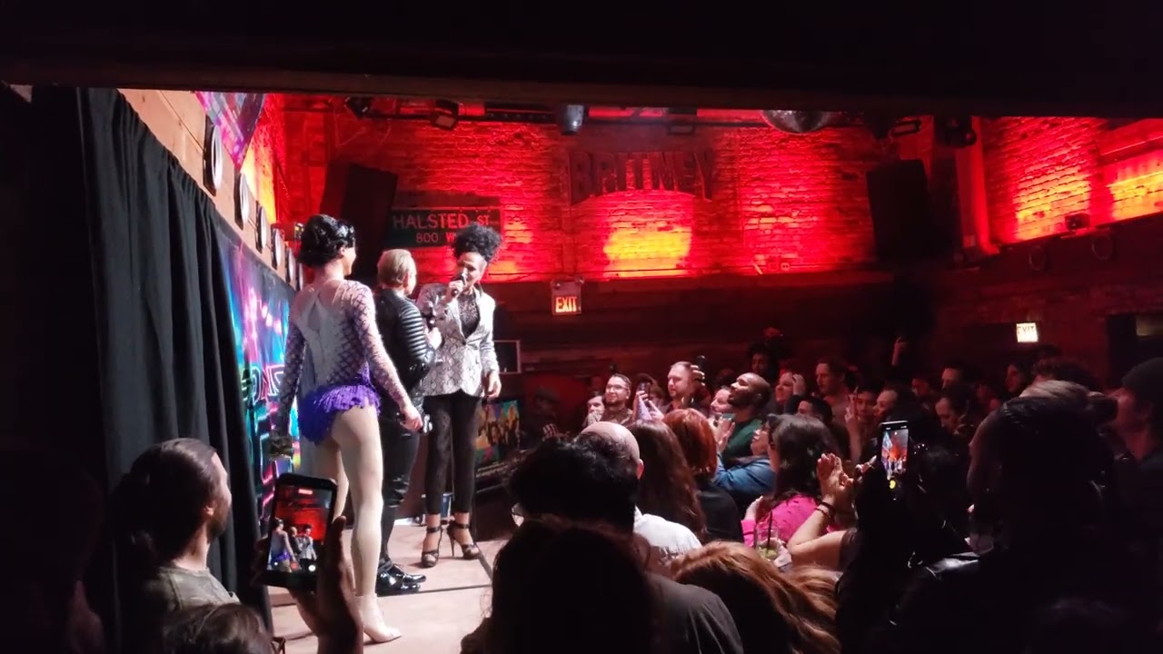 Mandy Mango and Carson Kressley @roscoestavern 