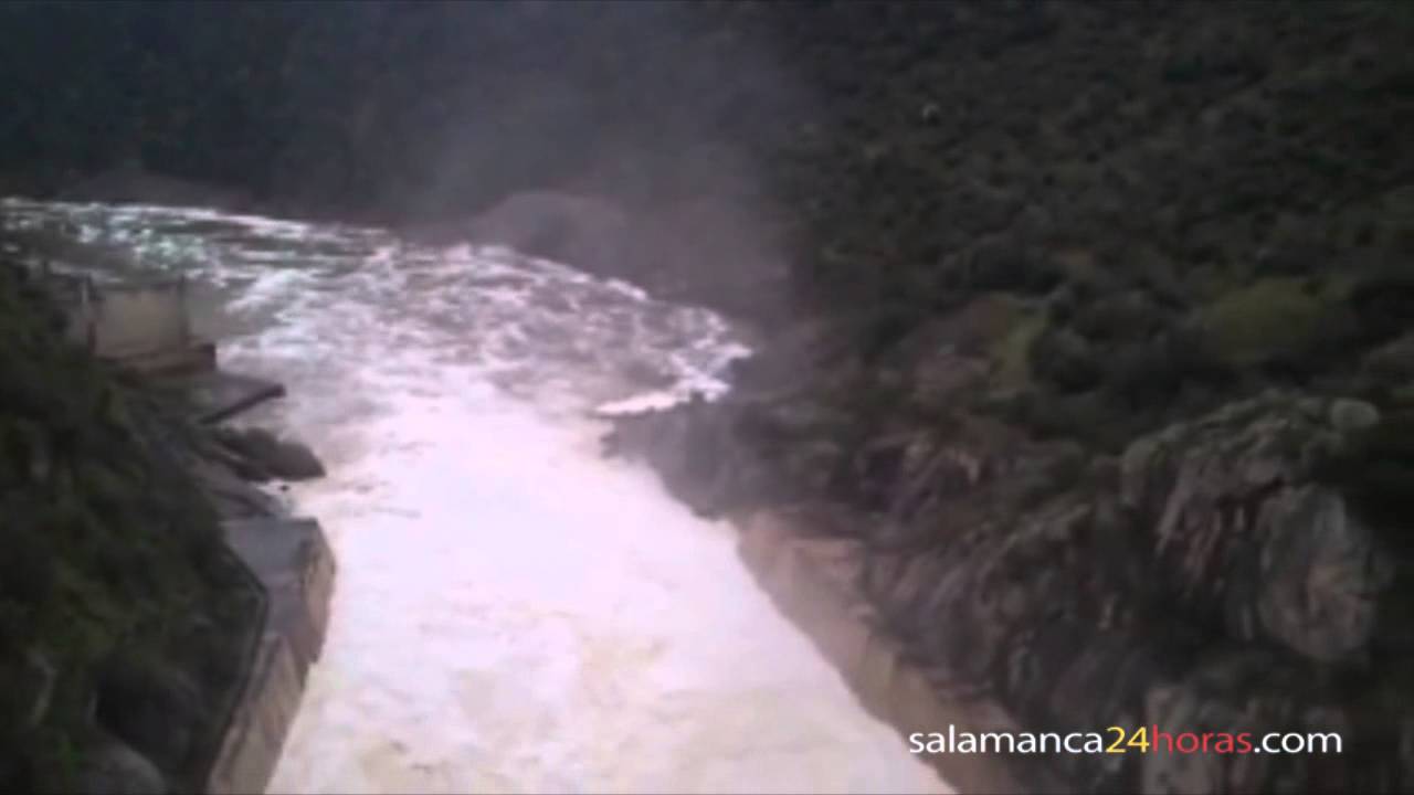 Desalojo de agua en la Presa de Saucelle