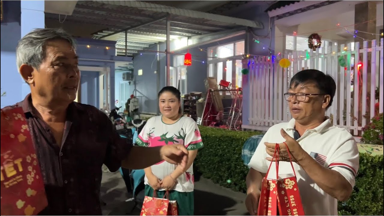Xóm trọ Khương Dừa lại được nhận quà Tết, Trà Sữa phụ ông ngoại trao quà cho xóm!