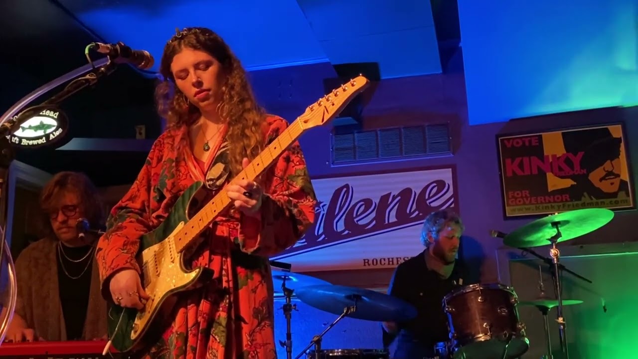 Hannah Wicklund - Mama Said (Live) w/ amazing solo