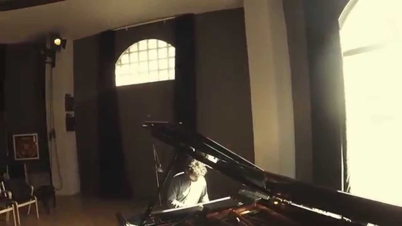 Aezan (demo in teatro)