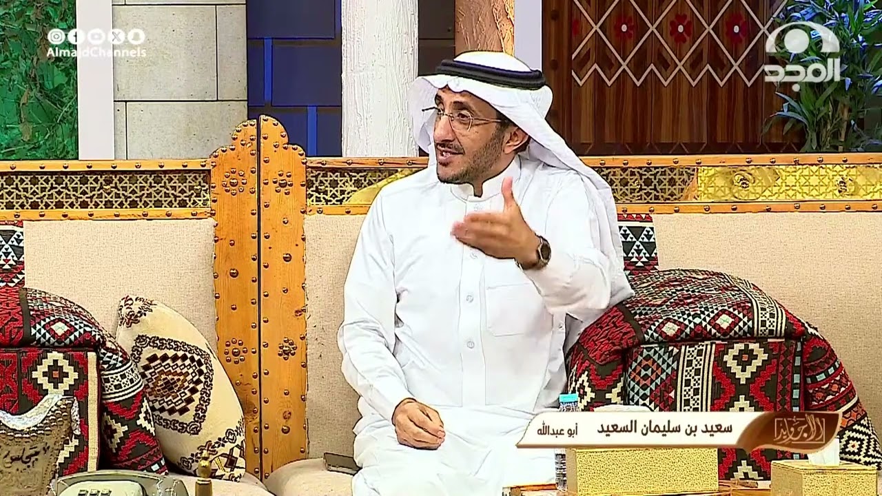 مدير وبينه وبين السكرتير جدار يسمع صوت من خلفه فجاء رجل يرفع الصوت وهذا ما حصل! سعيد السعيد