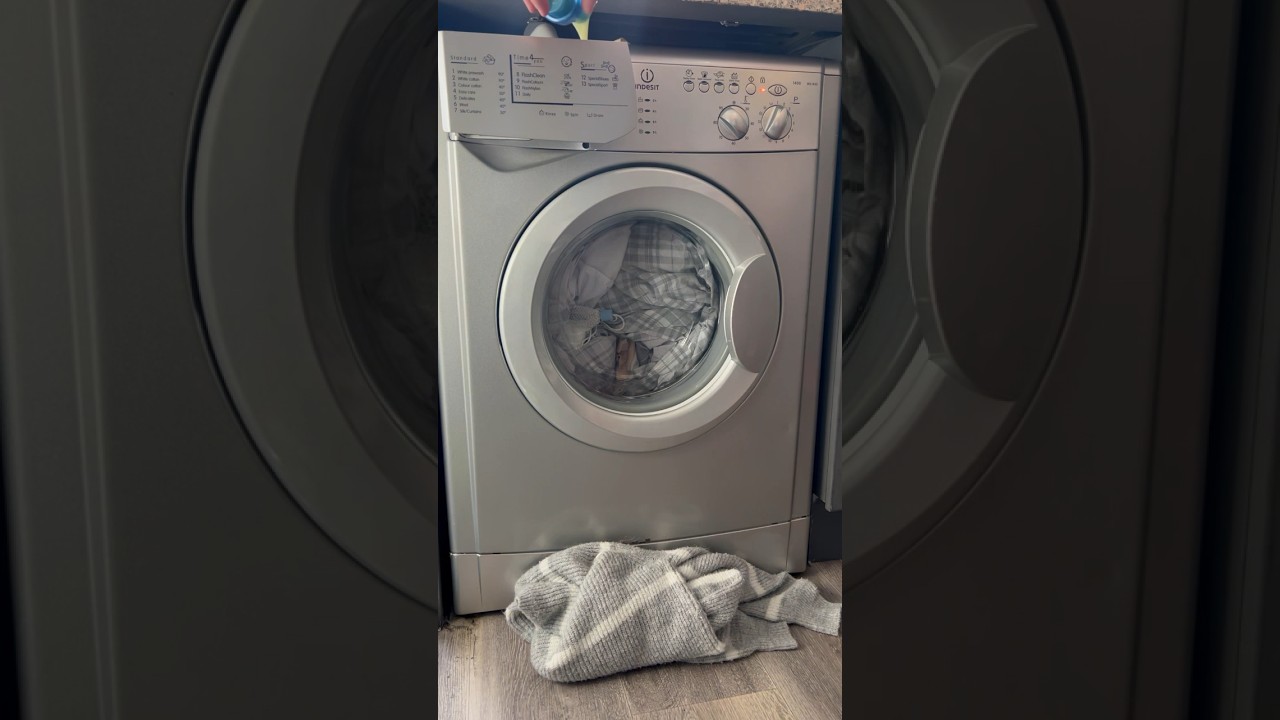 Hot bedding wash! With indesit & dettol 