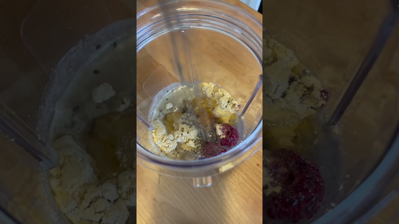 my current favorite smoothie 🫶🏻🍓 #smoothie #asmr #asmrsounds #cooking