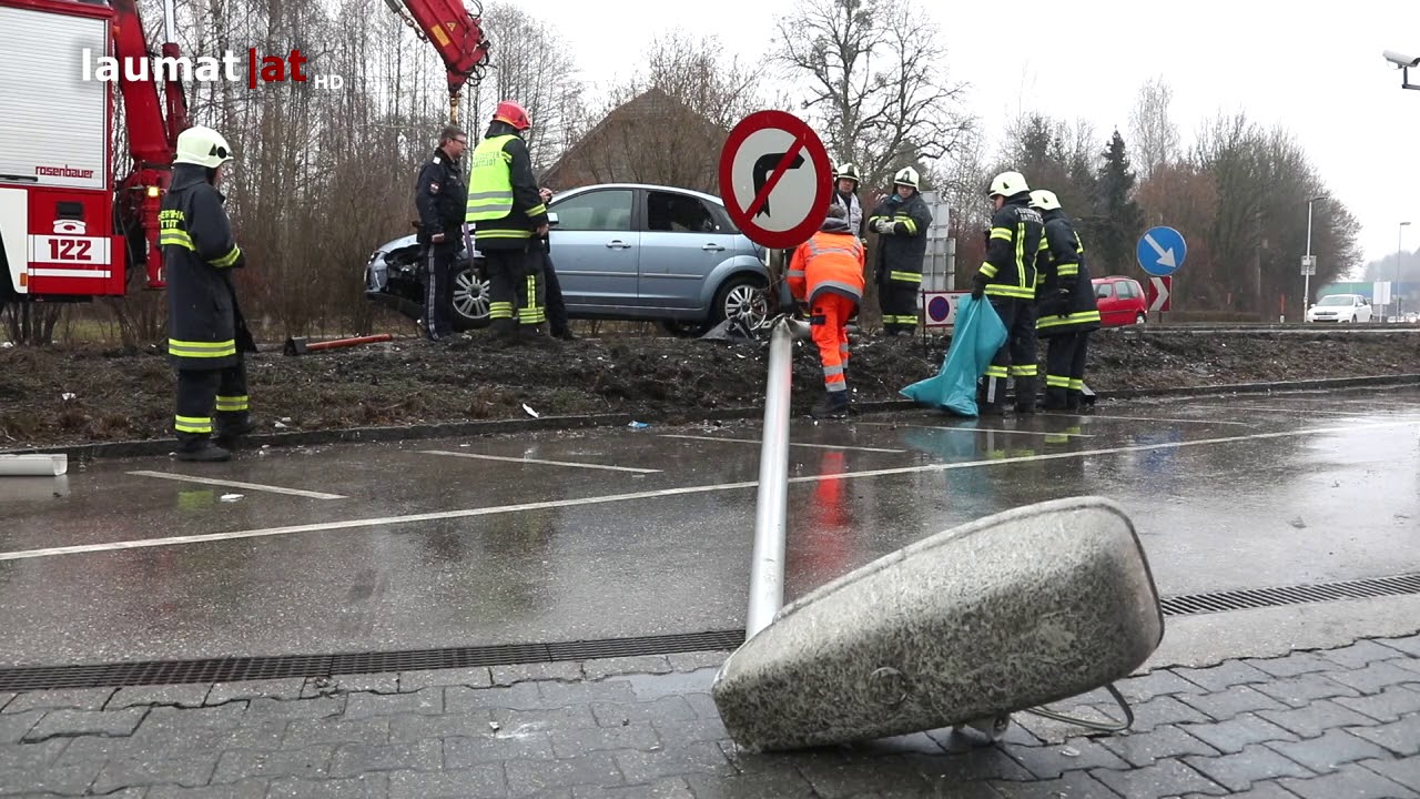 Autolenker kollidiert nach internem Notfall in Sattledt mit Stra&szlig;enbeleuchtung und Verkehrsschild