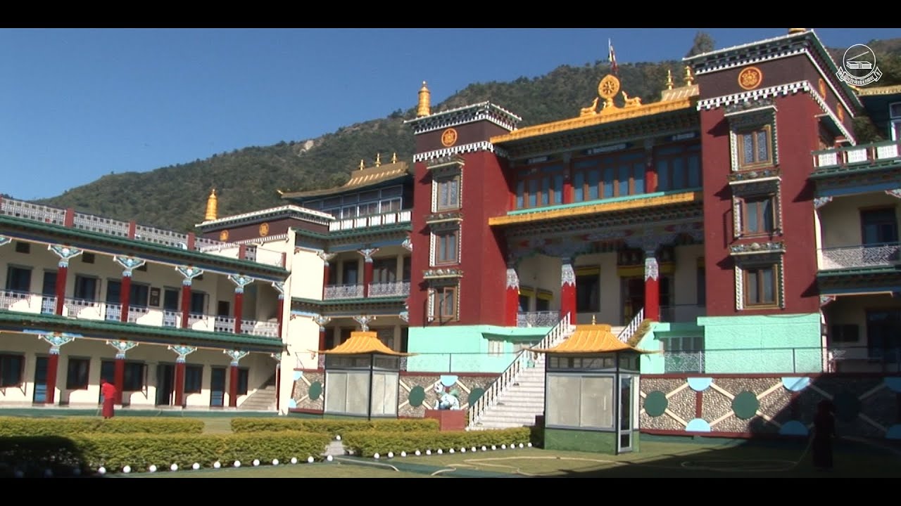 དཔལ་ས་སྐྱའི་མཐོ་རིམ་སློབ་གྲྭ་ཆེན་མོའི་ངོ་སྤྲོད། ཕྱི་ལོ་༢༠༡༣སྐབས་ཀྱི་བརྙན་པར།