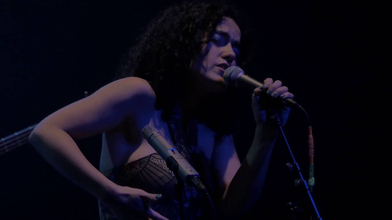 Mora Lucay Sola con el mar