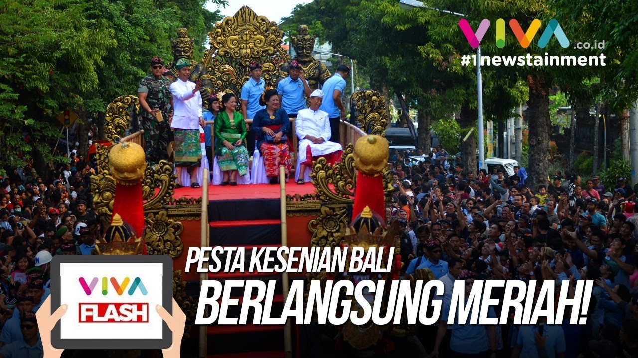 Gaya Jokowi dan Ibu Iriana Naik Mobil Hias di Bali