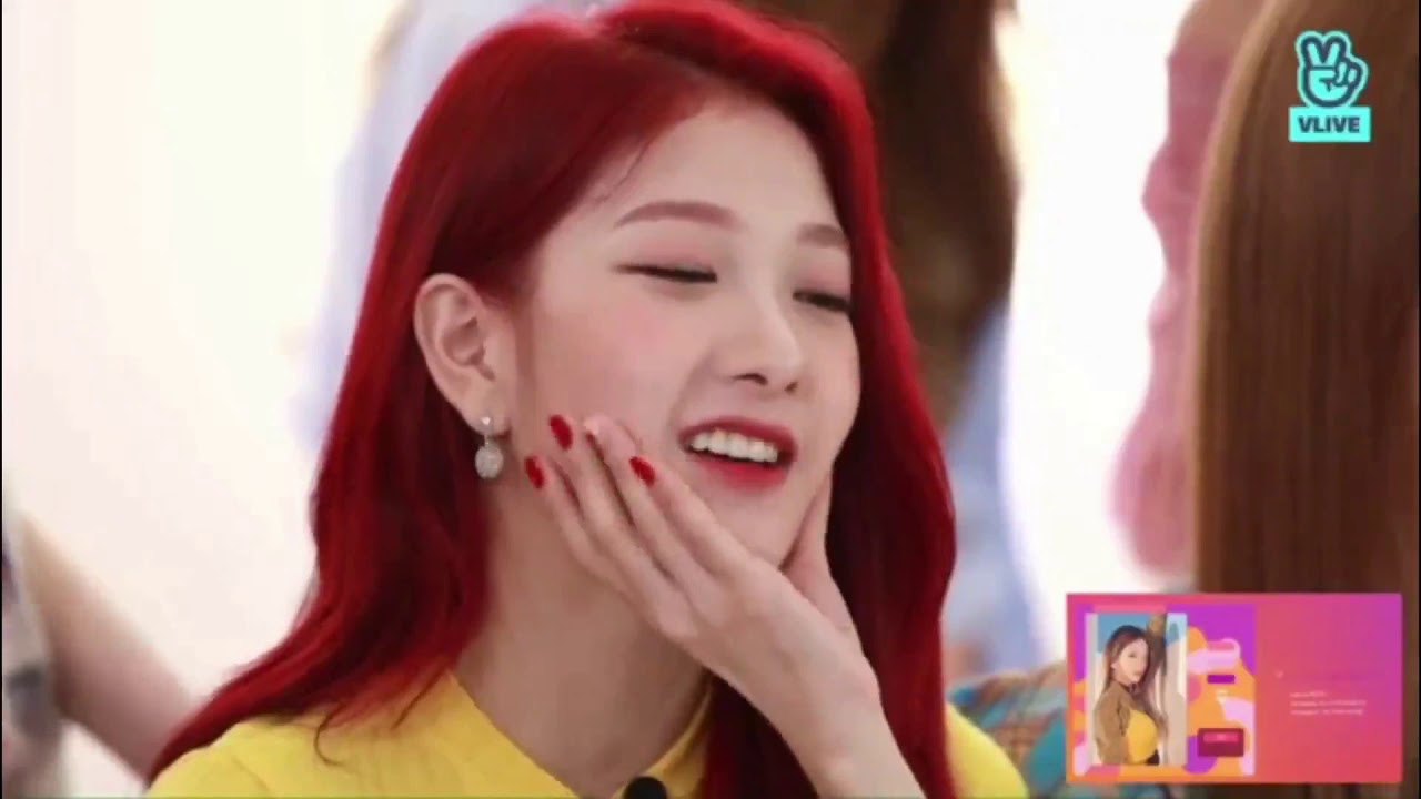 프로미스나인 (fromis_9) Soft Time: Squeezing cheek