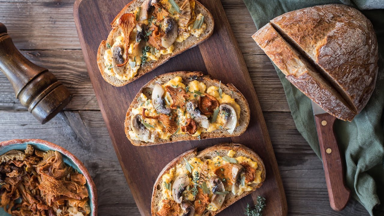Χωριάτικα scrambled eggs με μανιτάρια του δάσους και άγριο σκόρδο | Τιμολέων Διαμαντής