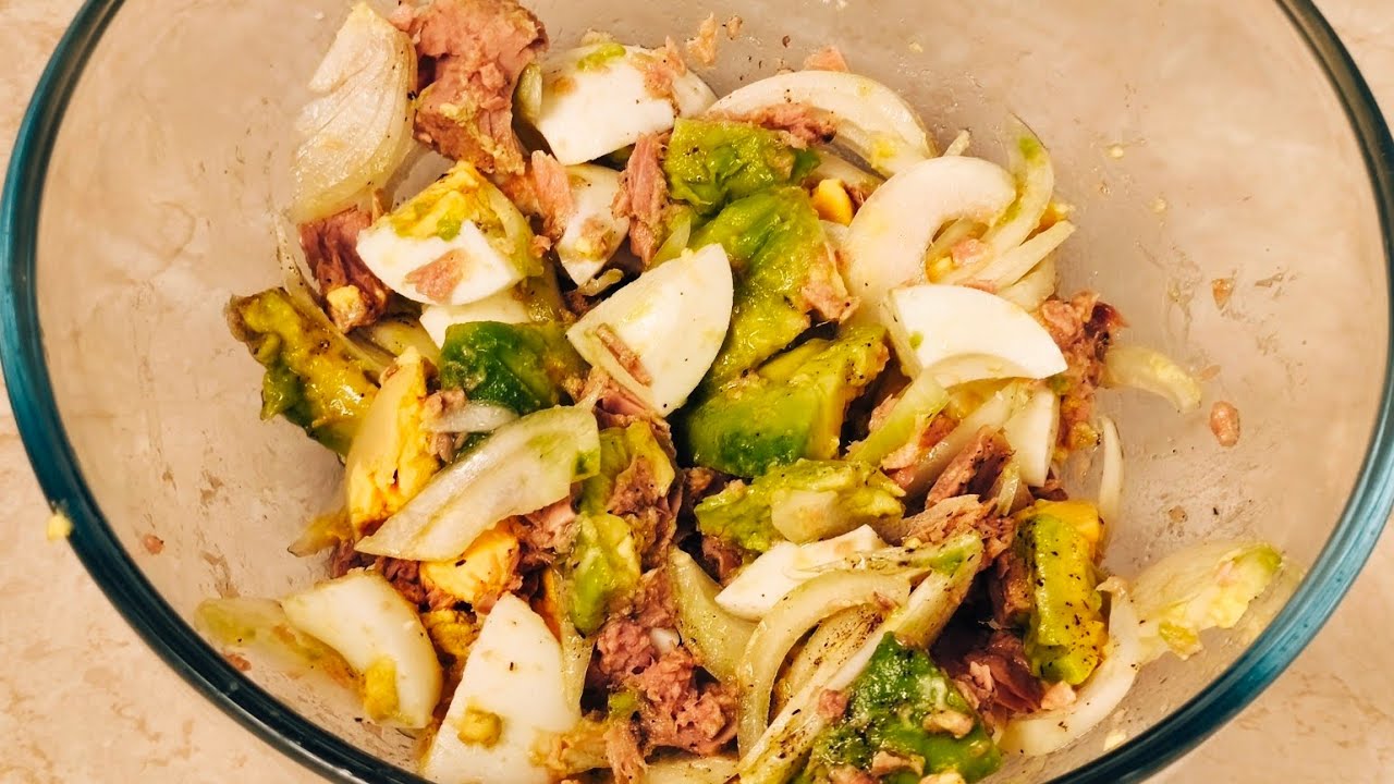 Sałatka z tuńczyka, jajkiem i awokado 