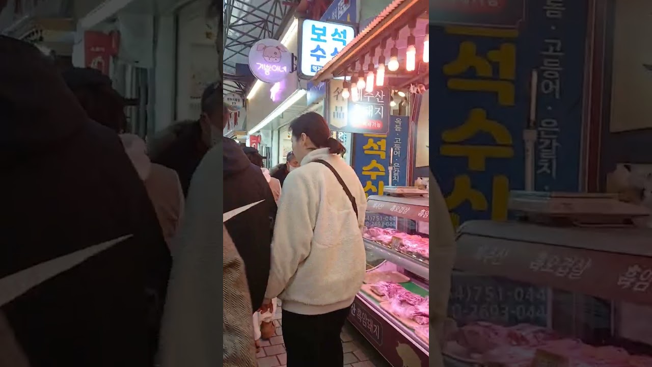 Đi chợ chơi cùng cả nhà bạn hường. 