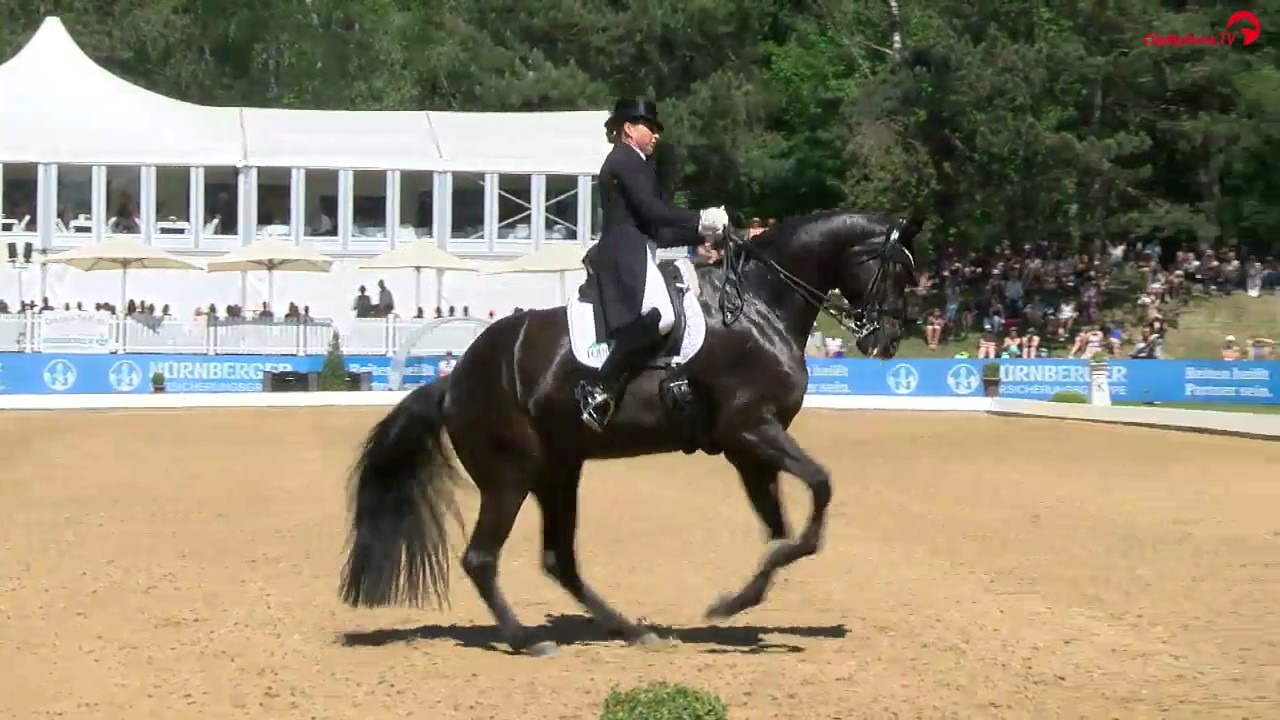 Dorothee Schneider und Sammy Davis jr. in der Grand Prix Kür auf der Pferd International München