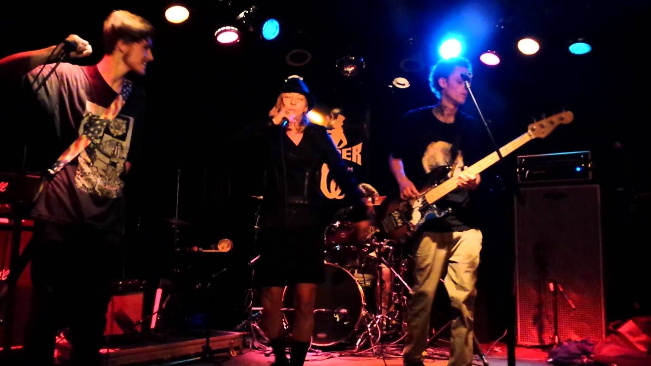 Julz Lynn freestyles with LAW LBC