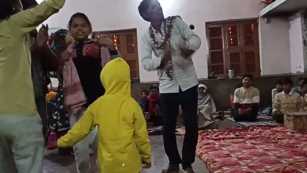 इस बच्चे का नाच देख कर रह जाएंगे दंग 🤔