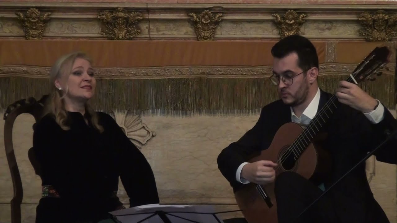 Ruxandra Donose, Colinde : Deschide usa creștine. Titus Isfan - guitar.