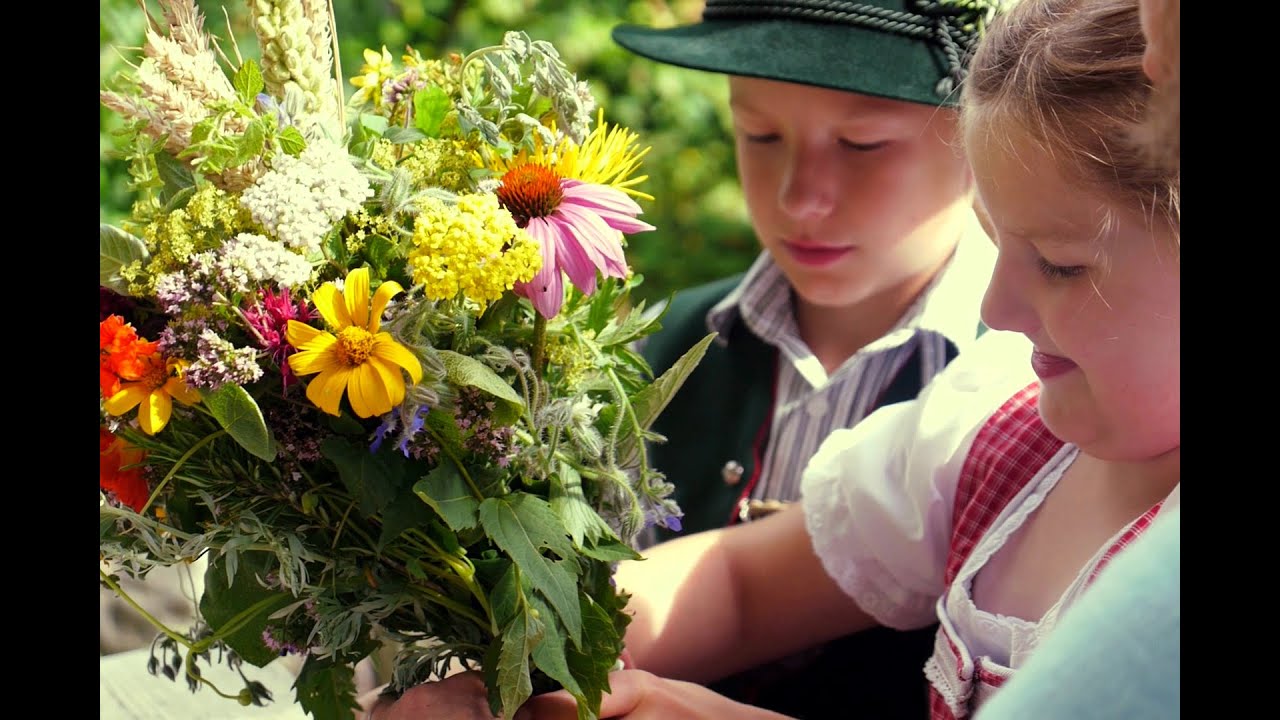 Mit Kindern Kräuterbuschen binden für Mariä Himmelfahrt