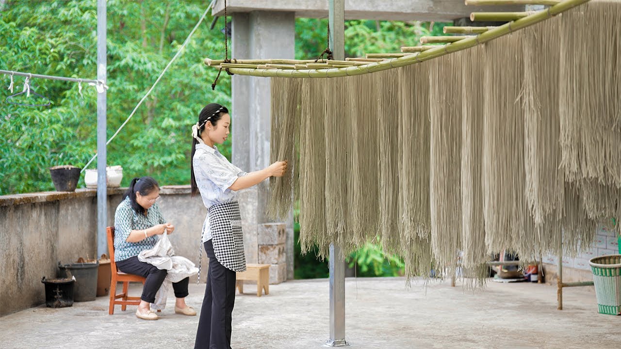 把藍莓拍成吃得起的樣子｜With blueberry fruit, making noodles ｜#面条 #蓝莓 水果 美食 | 野小妹Wild girl
