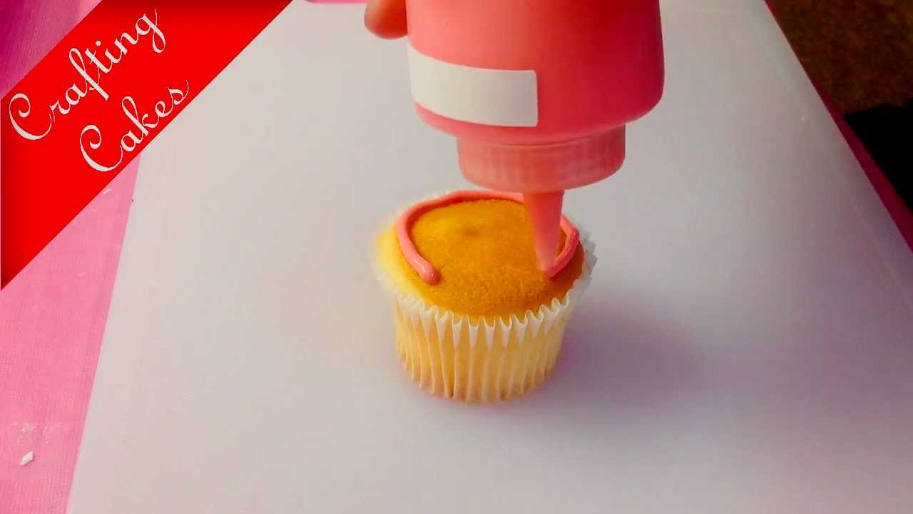 Royal Icing - Flooding a Cupcake 4 of 9