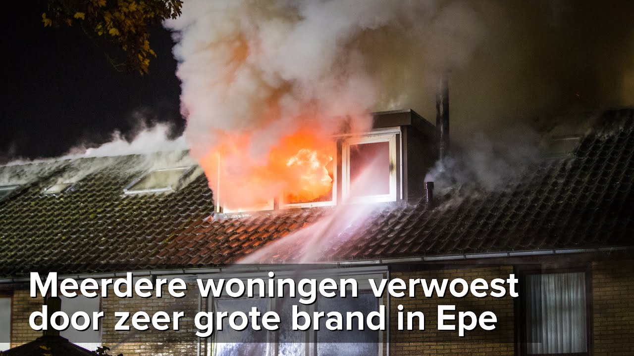 Blok met rijtjeshuizen verwoest door zeer grote brand in Epe - ©StefanVerkerk.nl