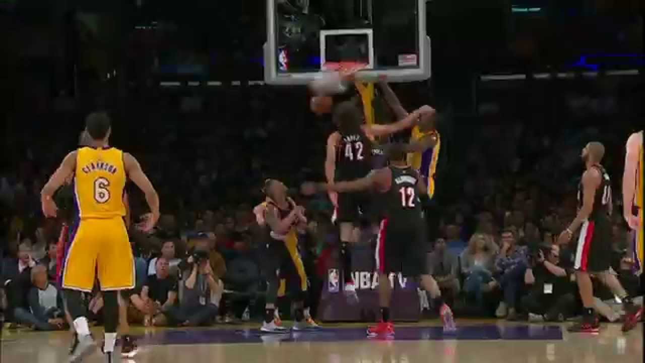 Tarik Black Throws It Down on Robin Lopez