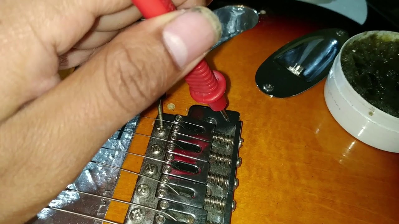 CUERDAS SUENAN DESIGUAL, GUITARRA ELECTRICA