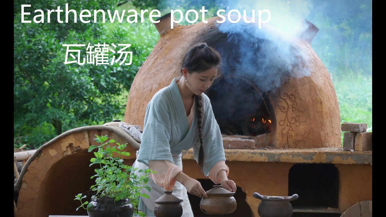 中国传统美食“瓦罐汤”，献给各位朋友。A traditional Chinese dish, 'Earthenware pot soup' is presented to you.