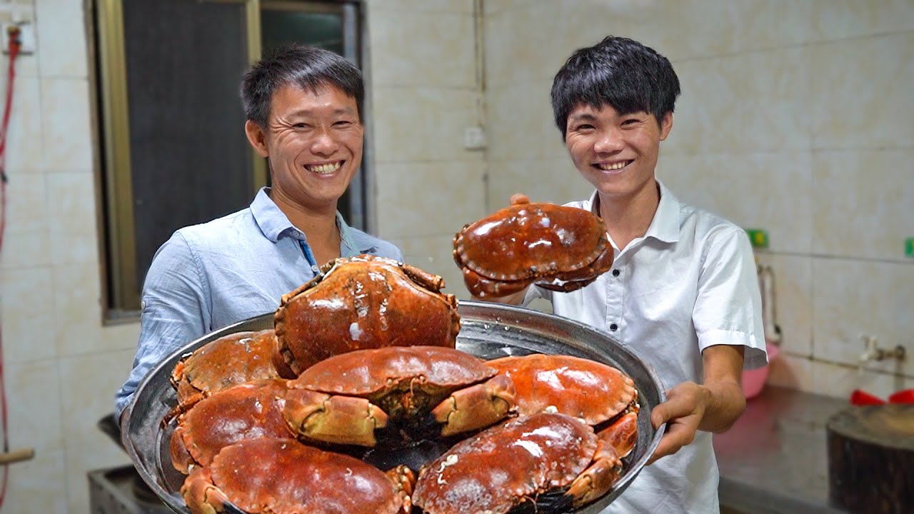 老弟搞8只外國大螃蟹太香了，啤酒直接用碗喝，今天就不養魚了