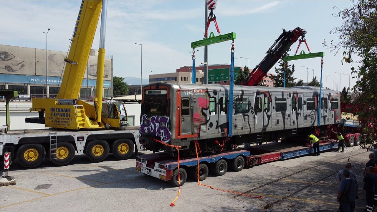 Transportation of the first two metro vehicles for their reconstruction by CAF