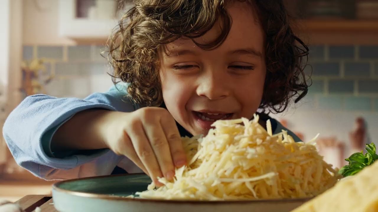 Nuevo queso Parmesano Gloria, hecho en Cajamarca para llenar tu mesa de sabor. 🧀