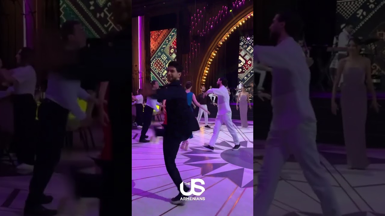 The bride stuns everyone with an epic wedding flash mob! Credits by: @KarenSevak