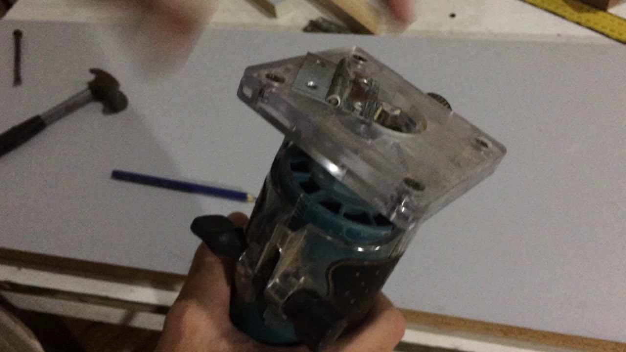 Fazendo um rebaixo com a tupia pra colocar uma dobradiça