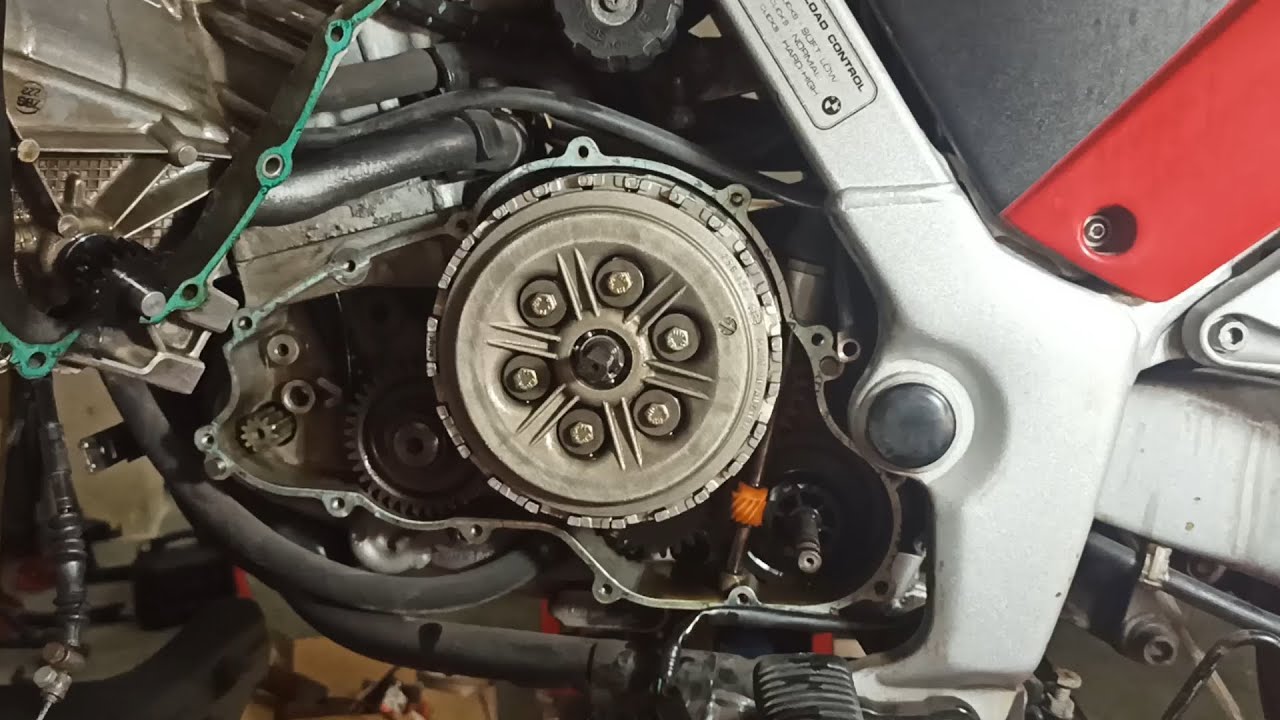 Reparamos el embrague de la BMW F650 ST