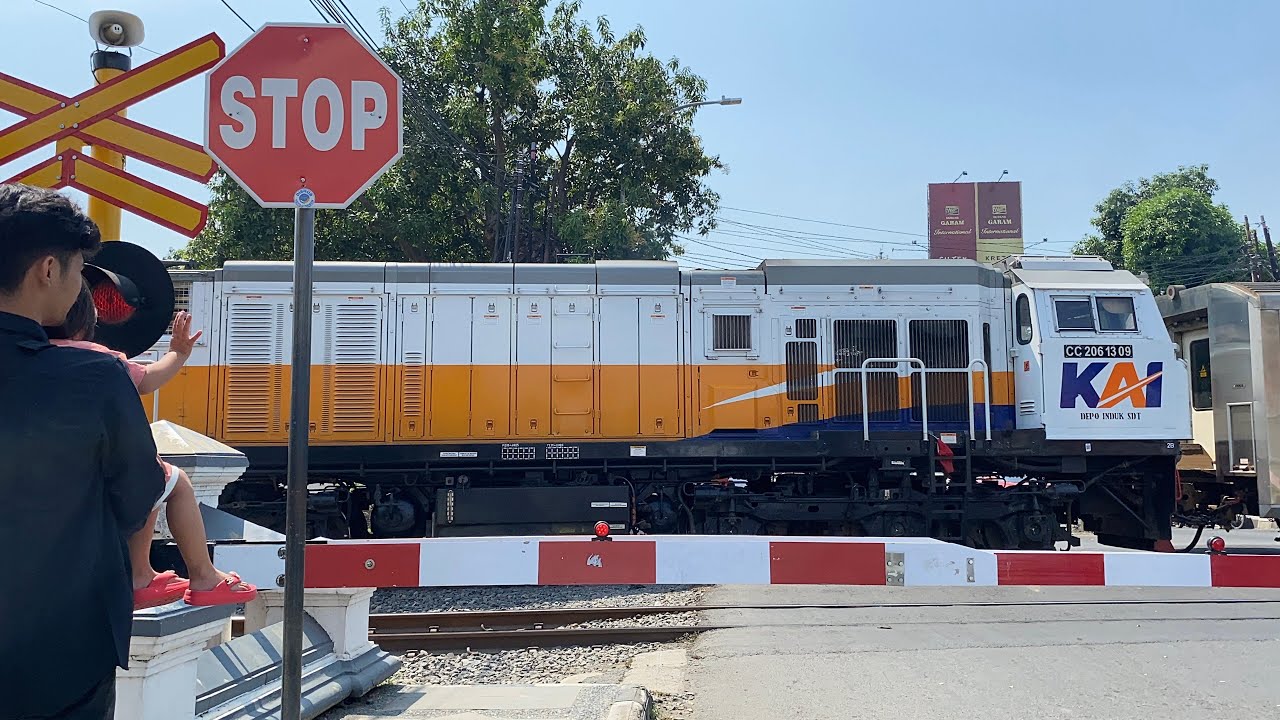 RAILWAY CROSSING INDONESIA | Ramainya Aktifitas Palang Pintu Perlintasan Kereta Api Di Jalur Sibuk