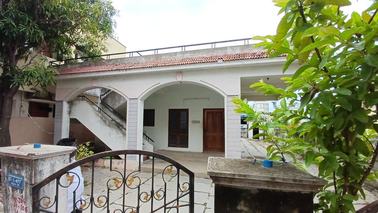 300 SQUARE YARDS OLD INDIVIDUAL HOUSE FOR SALE GUNTUR CHUTTUGUNTA CENTER VIP ROAD 