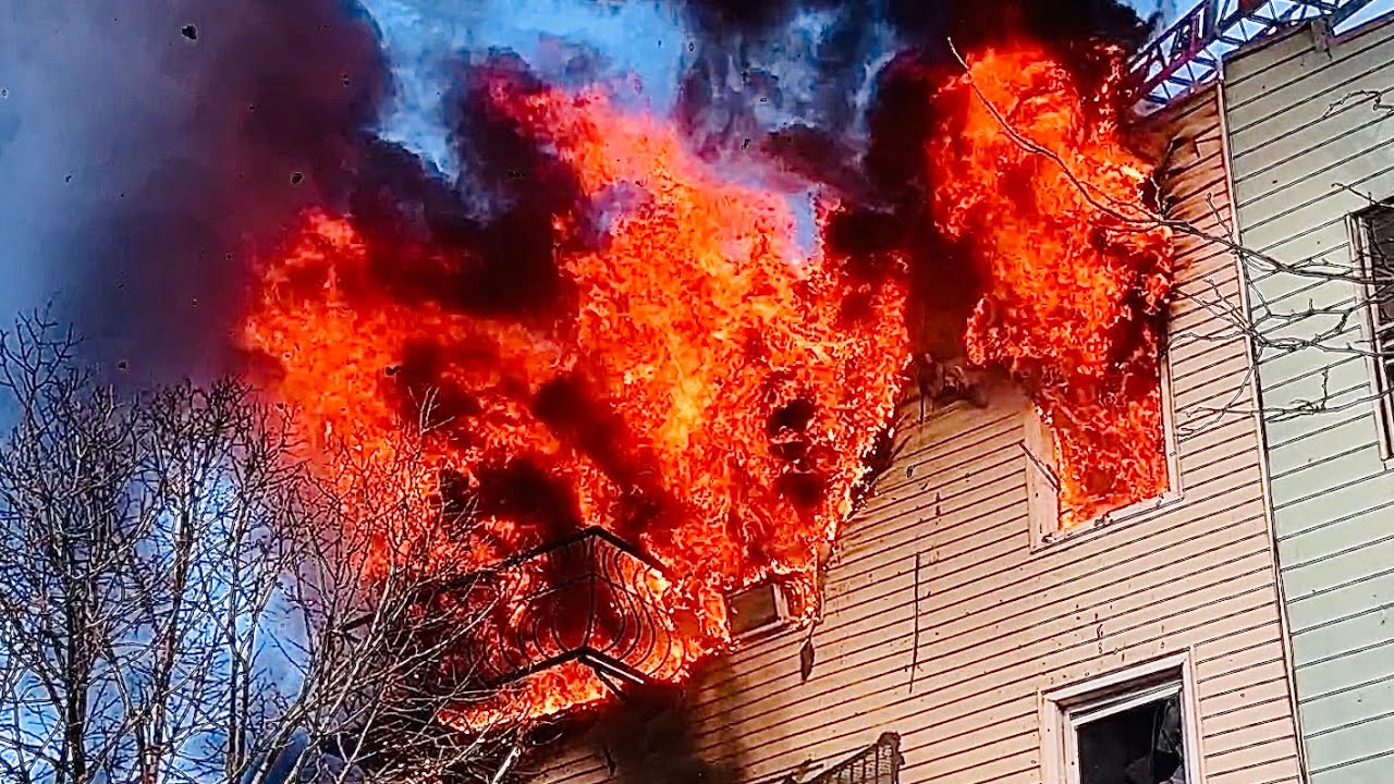 *EARLY ARRIVAL* ~ FDNY BOX 1324 ~ FDNY BATTLING FAST MOVING 3RD ALARM FIRE ON 9TH STREET IN BROOKLYN