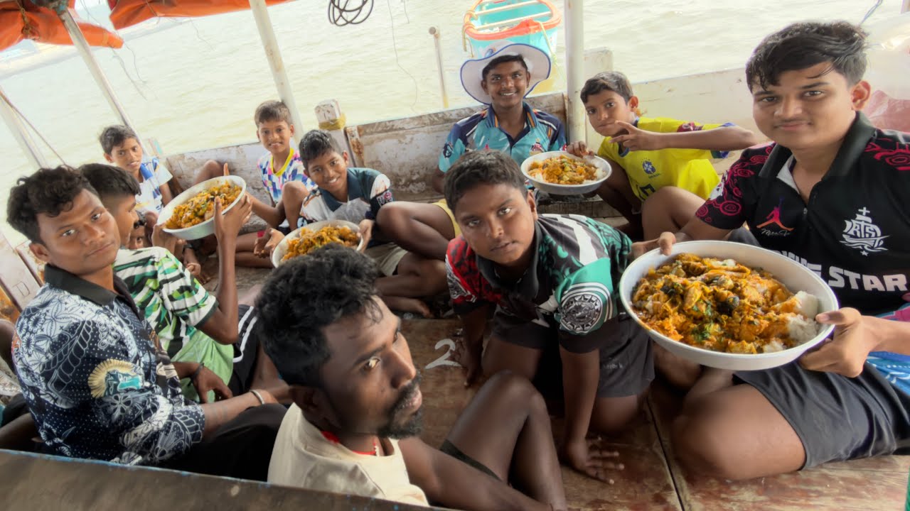 लहान मुलांसोबत बनवले बोटीवरचे जेवण. With kids fishing & cooking on fishing boat.Mumbai India fishing